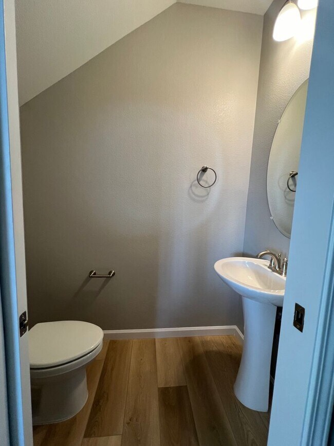 Foto del edificio - 4/2.5 GORGEOUS Townhome in Minden!