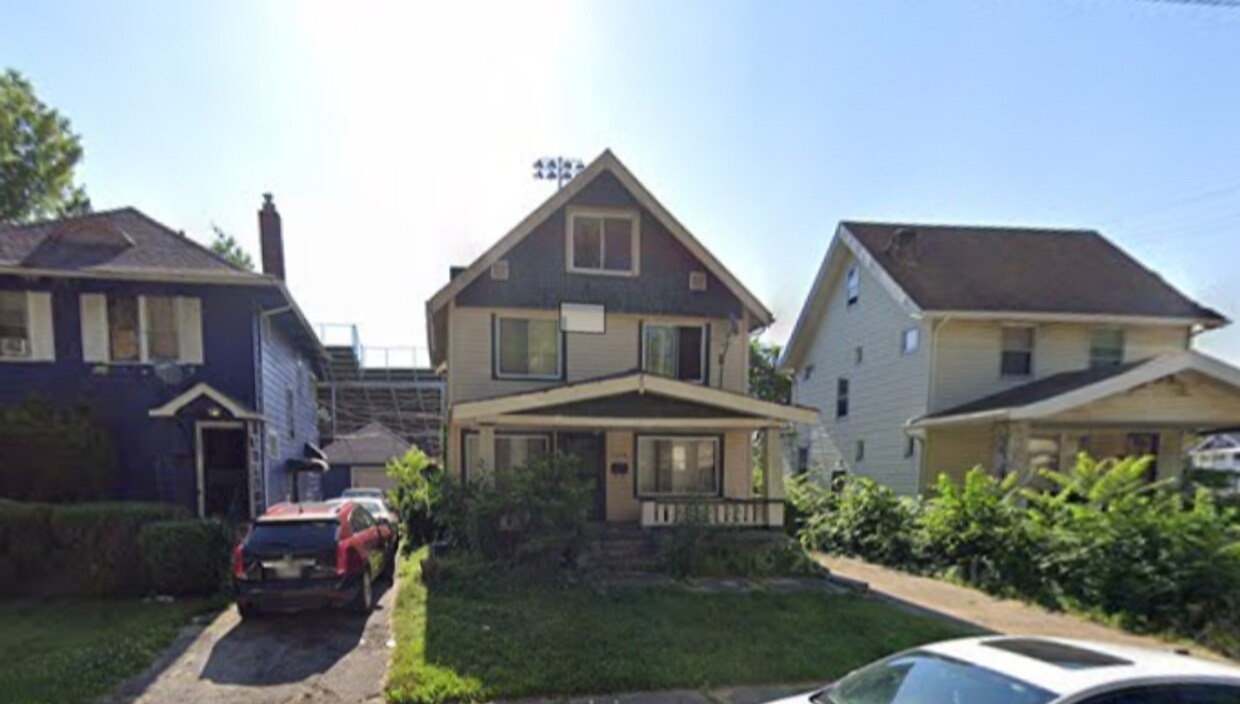 Foto principal - Charming 3-Bedroom Colonial Home with Detached Garage