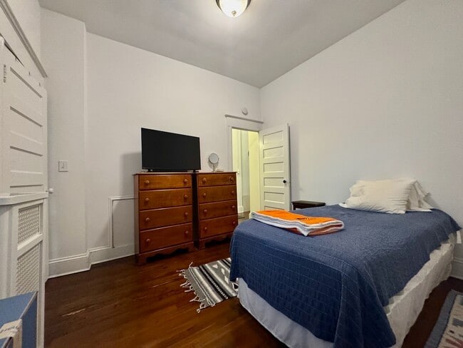 216 #102 Bedroom - President Adams Building
