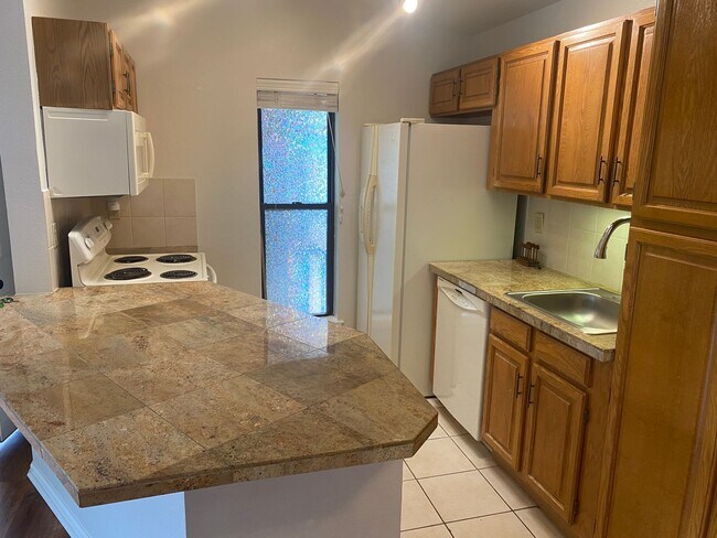 Foto del edificio - Top Floor 2bed/2bath Condo - Open Floor Pa...