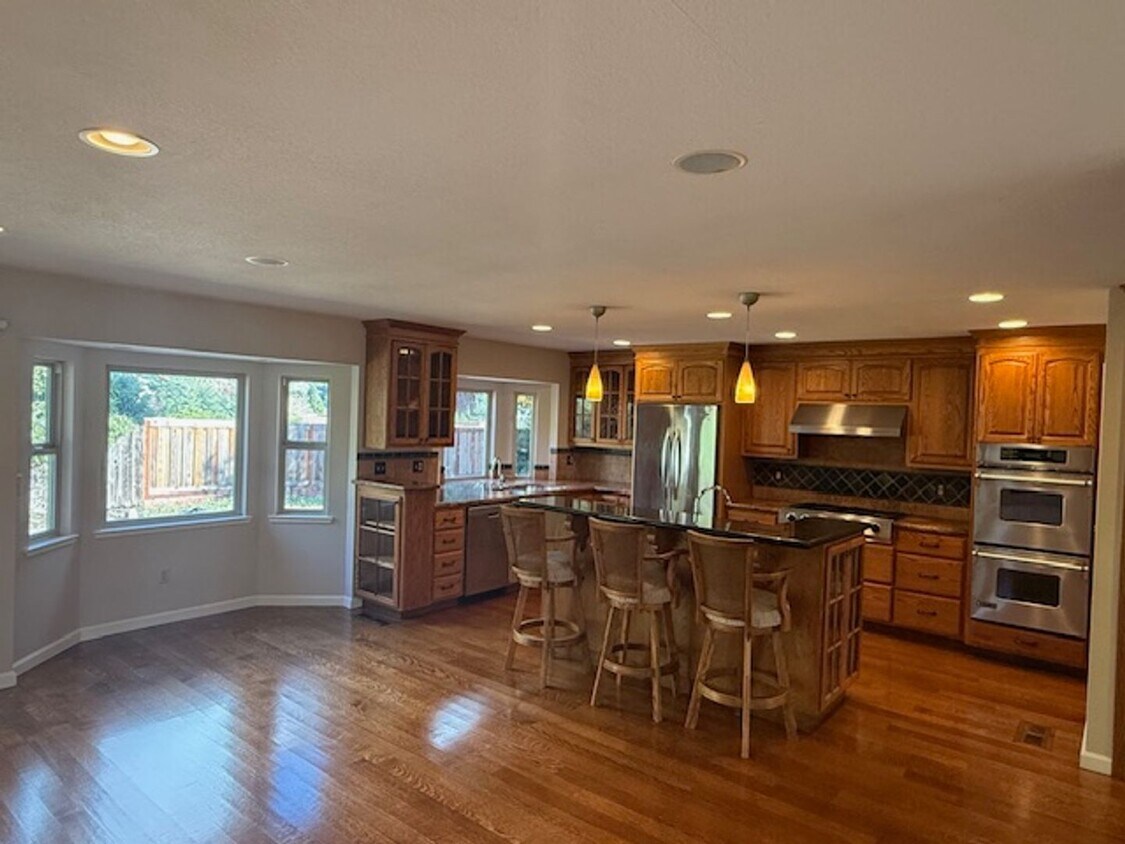 Massive 5-bedroom home in the El Sobrante / Greenbriar Neighborhood - Massive4-Bedroom Richmond Home!