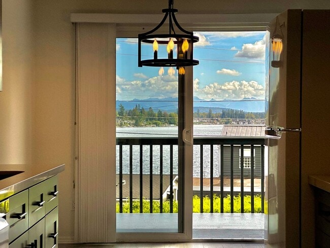 Foto del edificio - Newly Remodeled Top-Floor Duplex w/ Lake a...