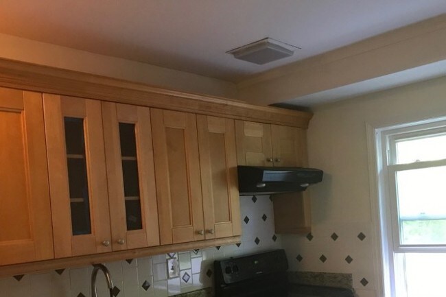 Kitchen - 72 Garibaldi Ln