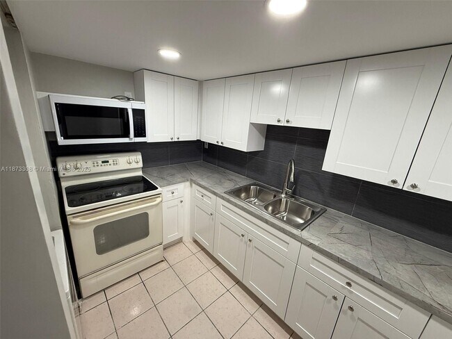 Foto del edificio - 10000 NW 80th Ct