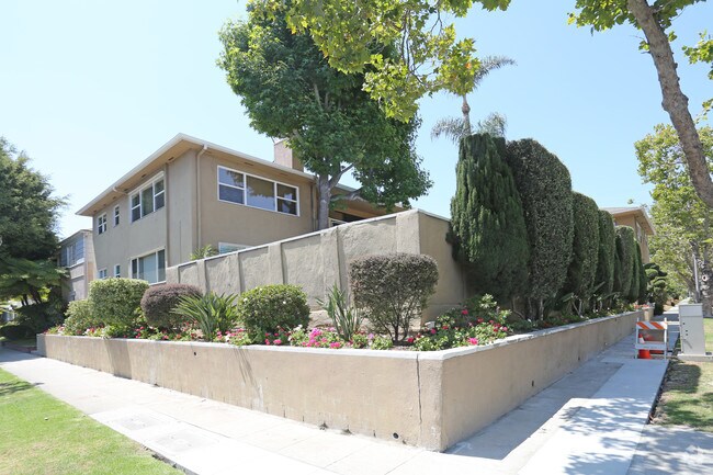 Building Photo - 349 S Linden Dr