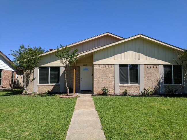Foto del edificio - 2227 Ridgedale Drive