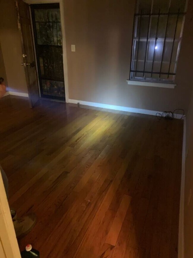 Building Photo - Contact Peggy Goodman 501 676 1758 or Heat...