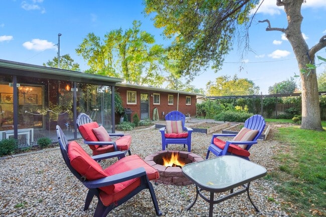 Building Photo - 3bd/2ba Home on Large Private Lot