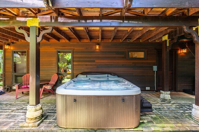 Foto del edificio - Kealoha Tropical Beach Villa: North Shore Surf Spot Retreat w/ Hot Tub & Views