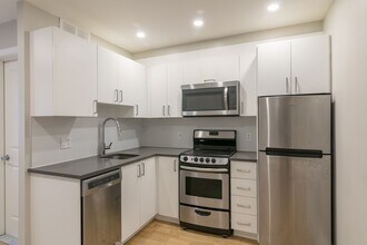 Building Photo - 25 Av des Pins O