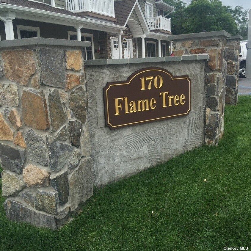 Primary Photo - 170 W Montauk Hwy
