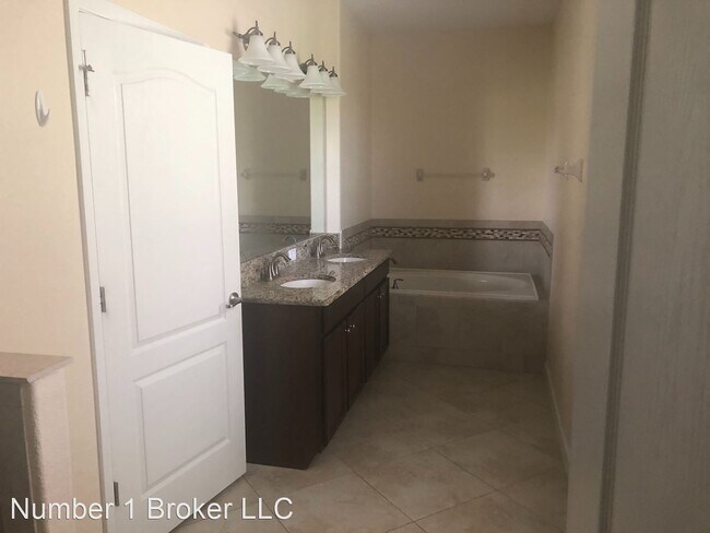 Foto del edificio - 15036 Evergreen Oak Loop