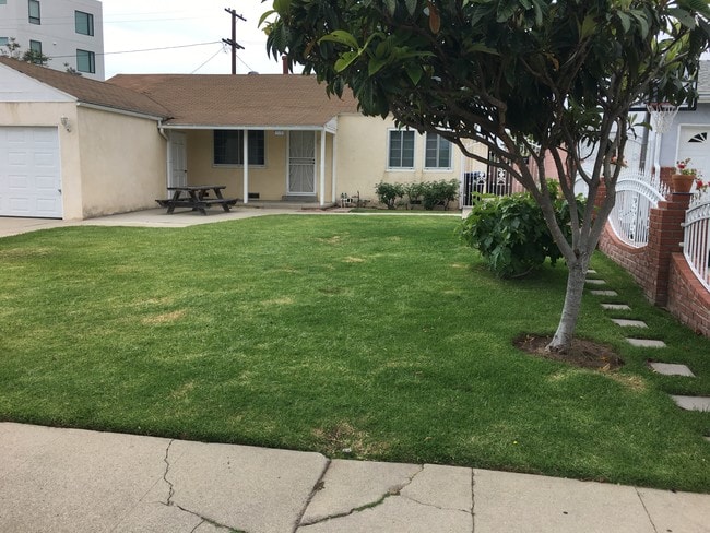 Foto del edificio - 8819 Kittyhawk Ave