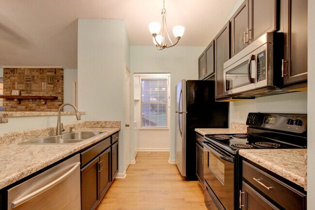 Foto del edificio - Amazing Brick Front Ranch Style Home With Open Floorplan, Brick Front Fireplace and Stainless App...