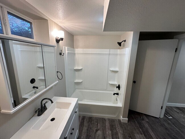 Building Photo - 4 Bed 3 Bath Home Available December 1st
