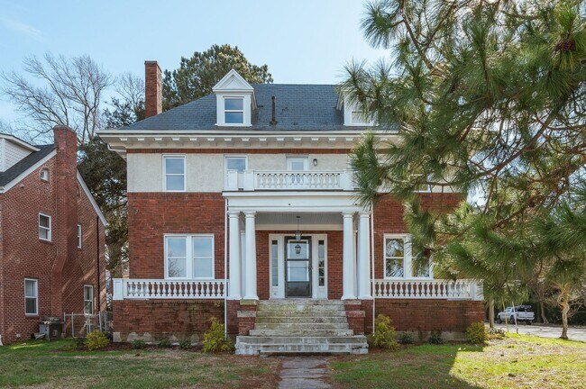 Building Photo - Waterfront in COLONIAL PLACE