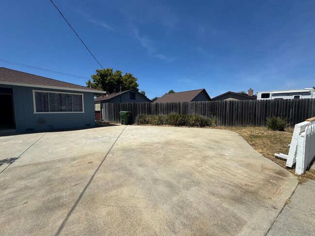 Foto del edificio - BRIGHT CORNER HOME WITH SPACIOUS BACKYARD ...