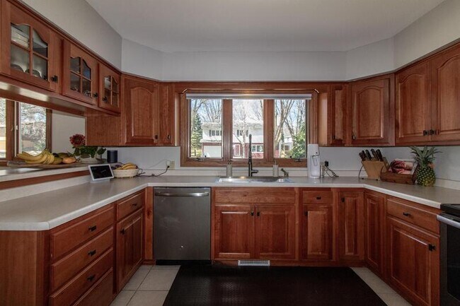 Building Photo - 2234 Viking Dr NW