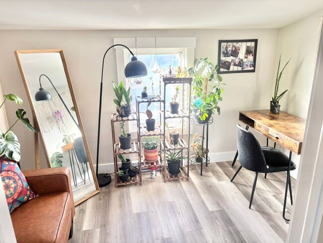 Building Photo - 2 Bedroom / 1 Bathroom Unit - Available for Rent!