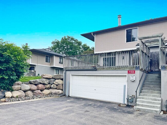 Foto del edificio - Spacious End-Unit Townhome with Fireplace, Family Room, 2-car Garage, Community Pool & Playground...