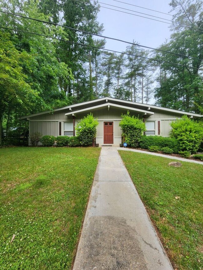 Building Photo - North Asheville Rental!