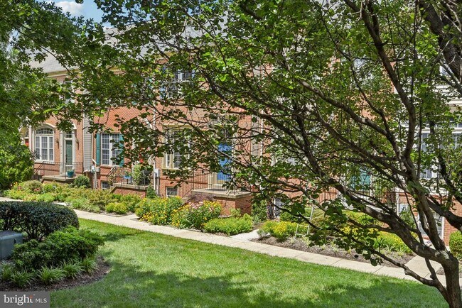 Foto del edificio - 8154 Skelton Cir