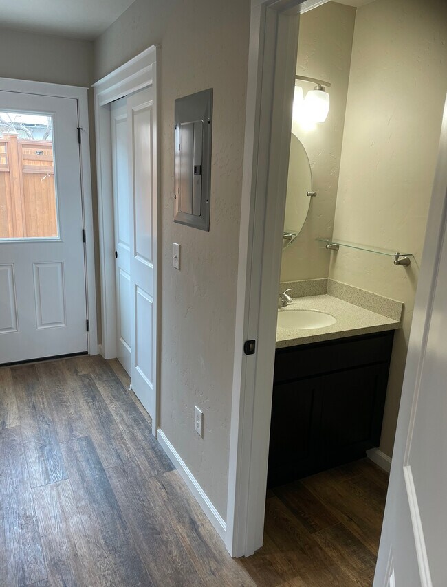 Medio baño en el piso principal - 1005 Prospect St