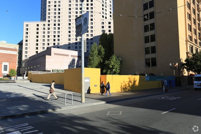 Building Photo - Four Seasons