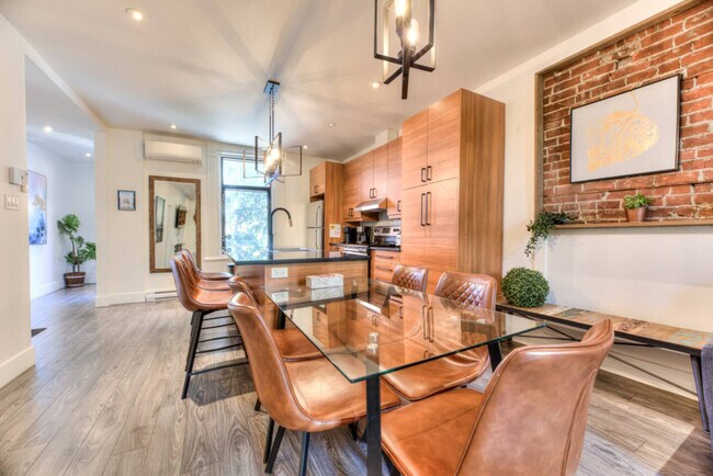 Building Photo - 3833 R. Saint-Denis