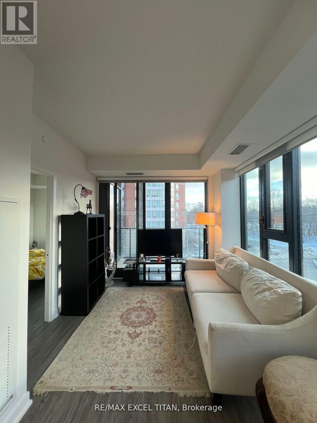 Photo du bâtiment - 250-250 Lawrence Ave W