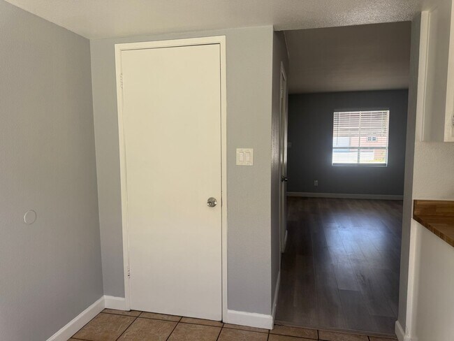 Building Photo - For Rent: 2BD/1.5BA Two-Story Condo – Bull...