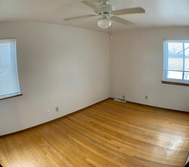 Building Photo - 452 S 86th St