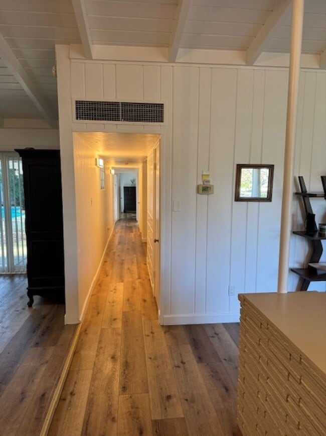 Foto del edificio - Beautifully Furnished and Recently Painted, Corner Lot Home Features a Fenced Backyard with an In...