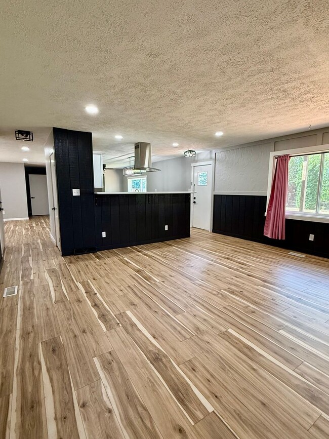 Building Photo - Three Bedroom Home in Schoolcraft