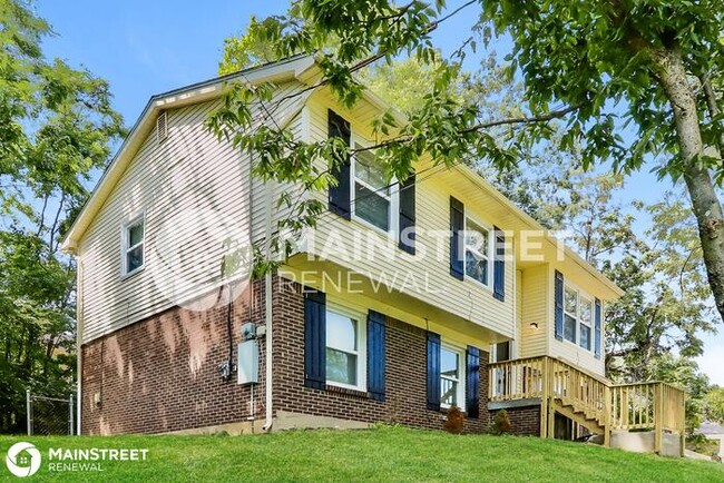 Building Photo - 5906 Whispering Hills Blvd, Louisville, KY...