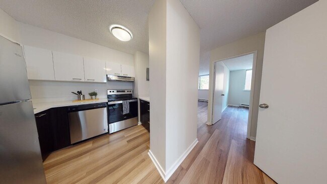 Building Photo - 1025 Sherbrooke