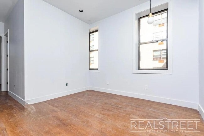 Foto del edificio - Charming 1-bedroom, 1.5 bath duplex apartment conveniently located near the Knickerbocker M stop at