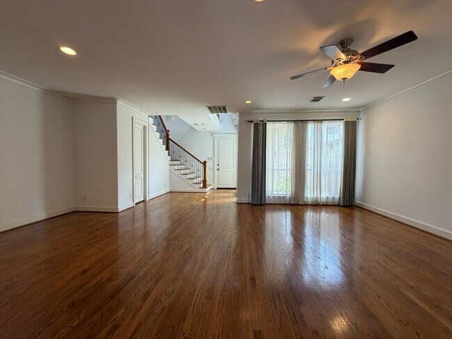 Foto del edificio - 1315 Whispering Pines Dr