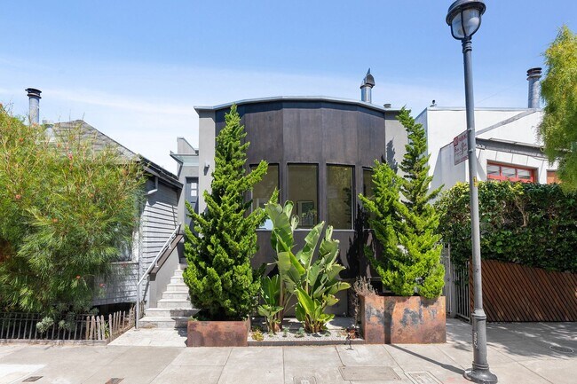 Foto del edificio - Designer Home w/Panoramic Views on Laidley...