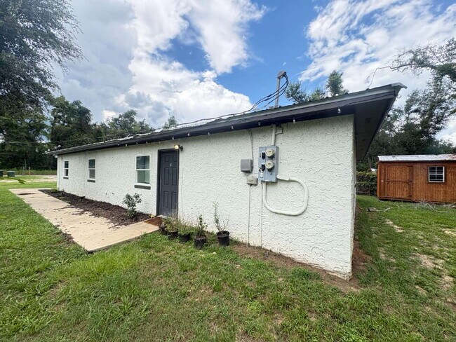 Foto del edificio - Open floor plan, four-bedroom two-bathroom with washer and dryer