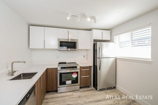 Building Photo - Gorgeous Renovated unit with all new appli...
