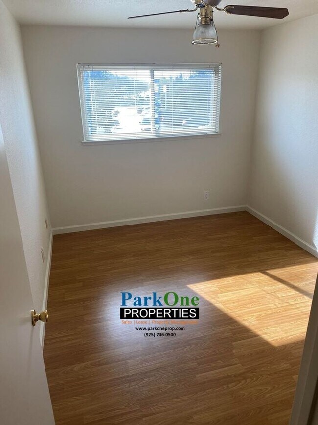 Building Photo - Spacious Updated 2 bed , 1 Bath now Availa...