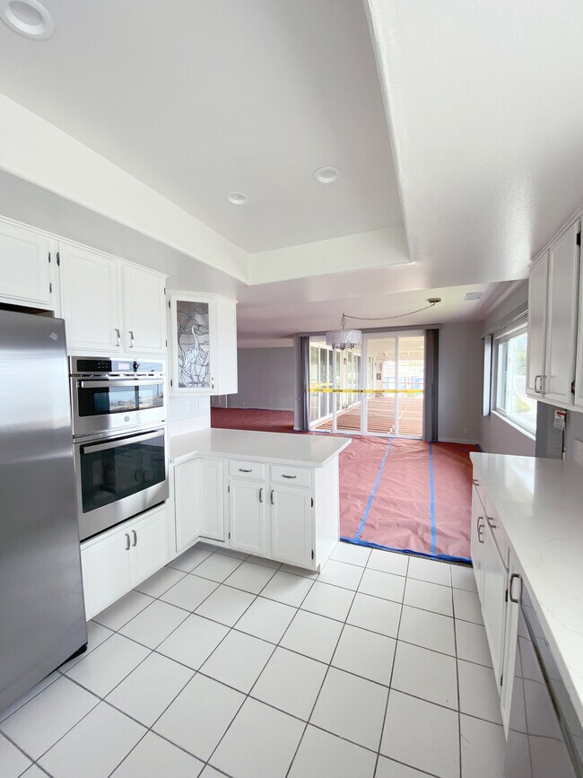 Kitchen and Dining - 356 Paseo de la Playa