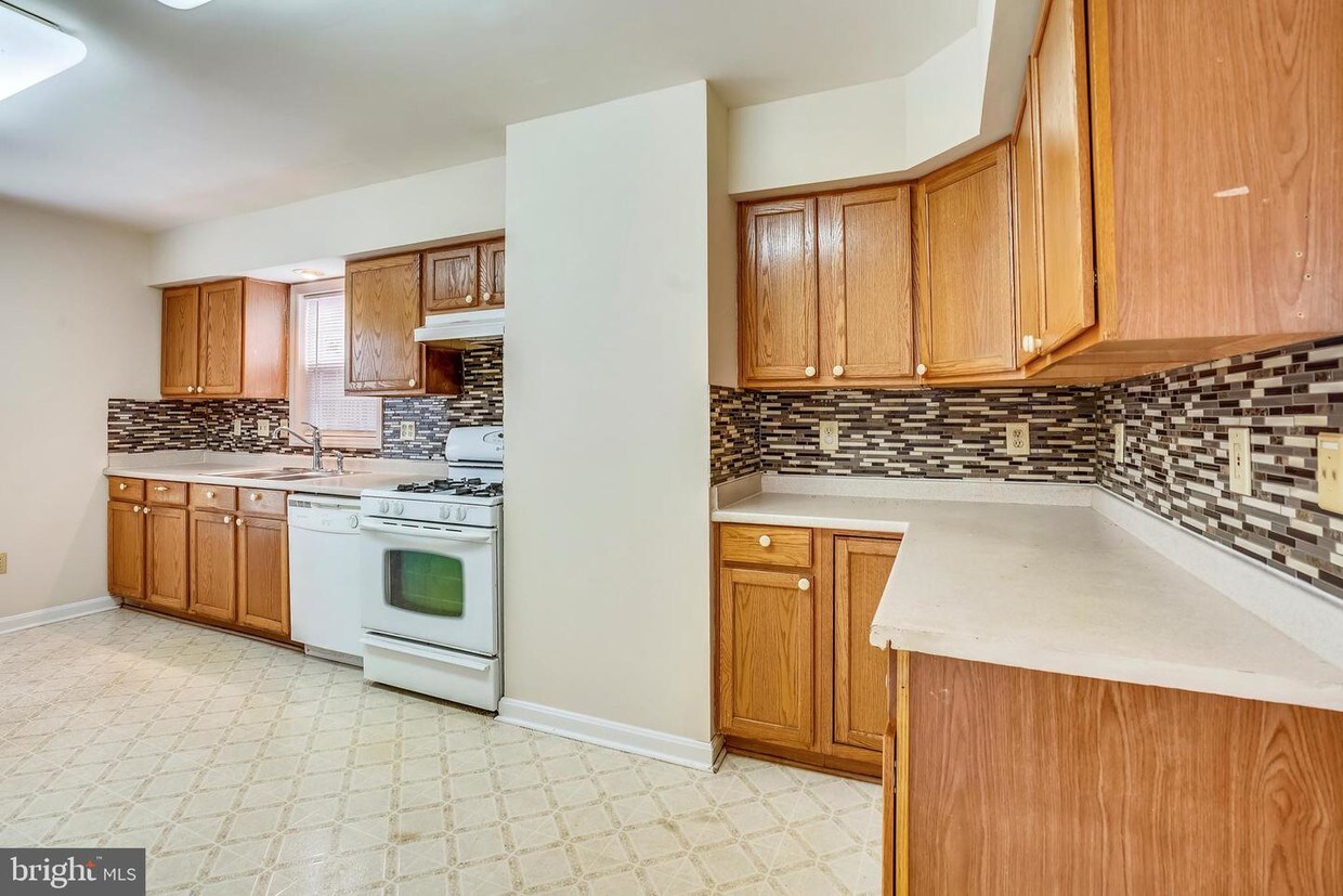 Primary Photo - 6416 Uplands Rd