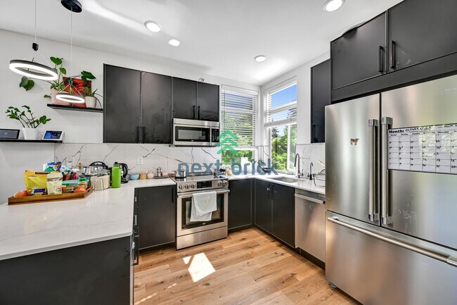 Foto del edificio - Modern Luxury 3 bedrooms and 2 bathrooms T...