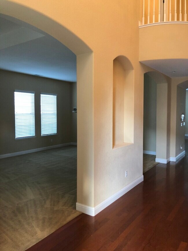 Building Photo - Awesome Lathrop Large 5 Bedroom Home