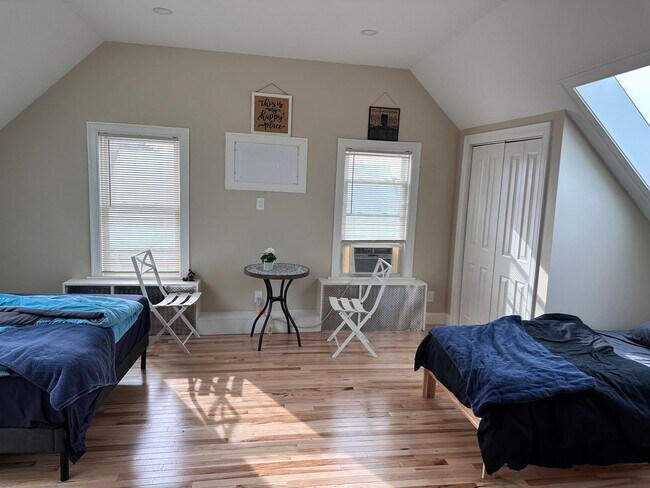 Building Photo - Brand New Gut-Reno Townhouse