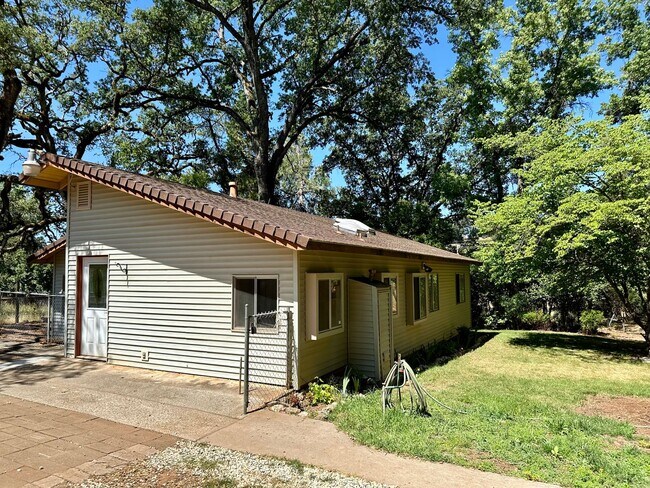 Building Photo - Cozy, Country 3 bedroom 1 Bathroom Home Wi...