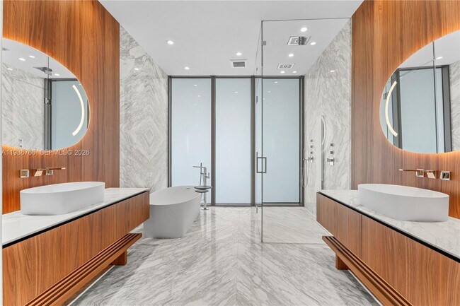 Foto del edificio - 5 Grove Isle Dr