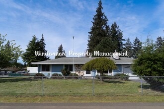 Building Photo - 4210 Eastwood Ave SE
